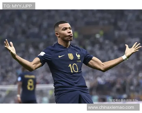 白色足球明星高清照片展现运动魅力与激情瞬间的完美结合